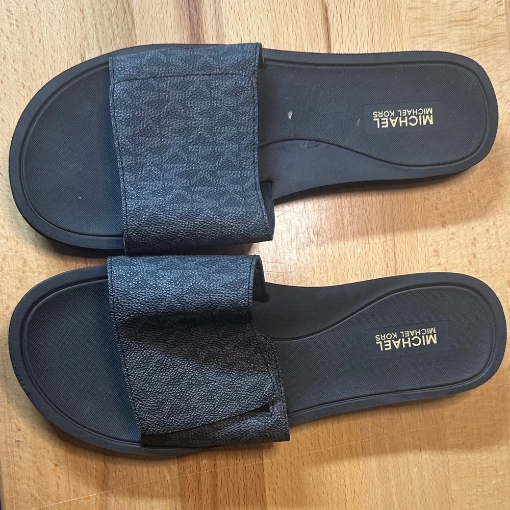 Michael Kors Textured Black Slides - Picture 1 of 1